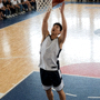 篮球比赛中球员在篮下争抢篮板球的瞬间