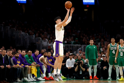 NBA常规赛湖人队与凯尔特人队比赛中球员投篮的画面